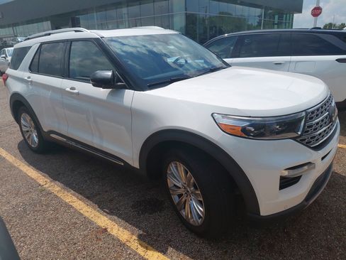 Used 2021 Ford Explorer Limited w/ Equipment Group 301A AWD/4WD image 3
