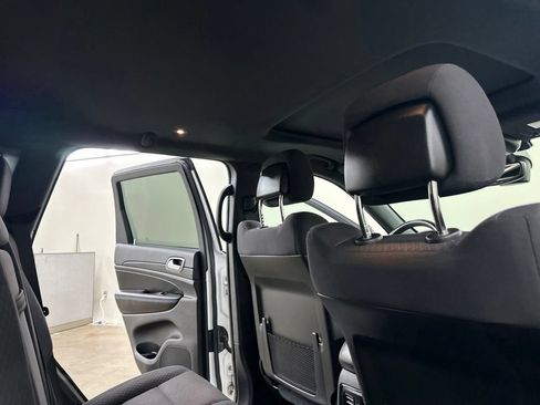 Used 2019 Jeep Grand Cherokee Laredo AWD/4WD image 25
