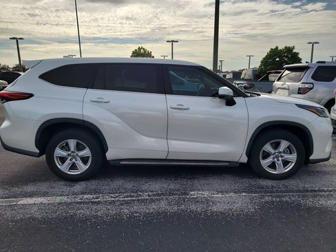 Used 2021 Toyota Highlander LE image 8