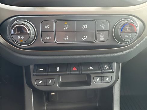 Used 2018 Chevrolet Colorado Z71 AWD/4WD image 16