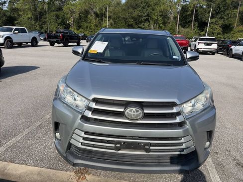 Used 2019 Toyota Highlander XLE FWD image 2