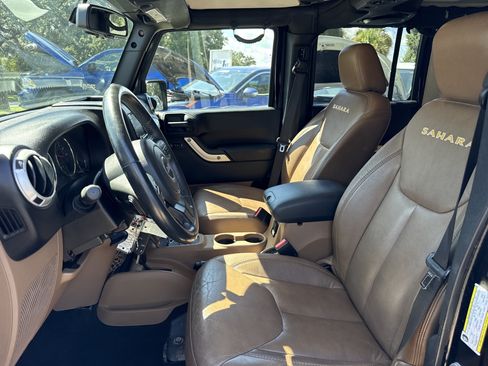Used 2014 Jeep Wrangler Unlimited Sahara w/ Dual Top Group AWD/4WD image 18