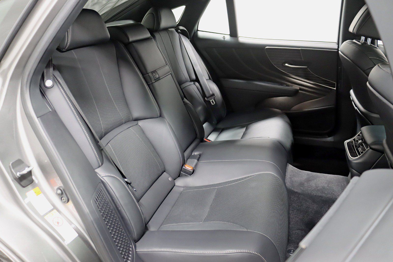 Used 2018 Lexus LS 500h AWD w/ Accessory Package (Z2) image 30