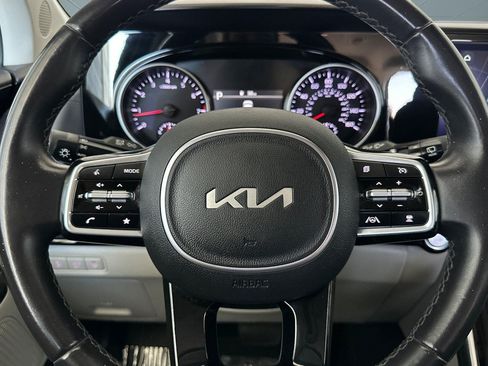 Used 2024 Kia Carnival EX FWD image 10