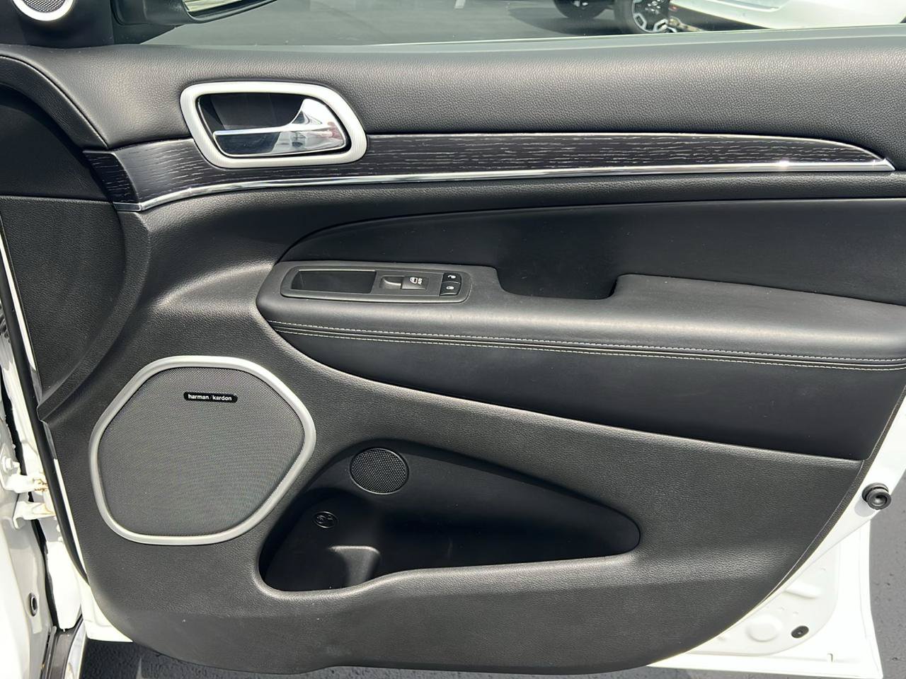 Used 2020 Jeep Grand Cherokee Summit AWD/4WD image 19