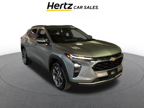 Used 2025 Chevrolet Trax LT image 1