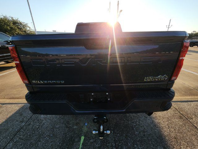 Used 2025 Chevrolet Silverado 2500 High Country w/ Technology Package AWD/4WD image 5