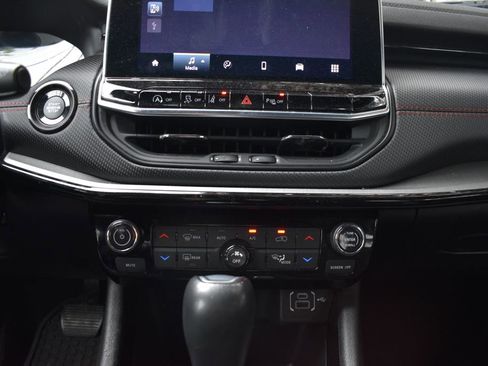 Used 2025 Jeep Compass Trailhawk AWD/4WD image 18
