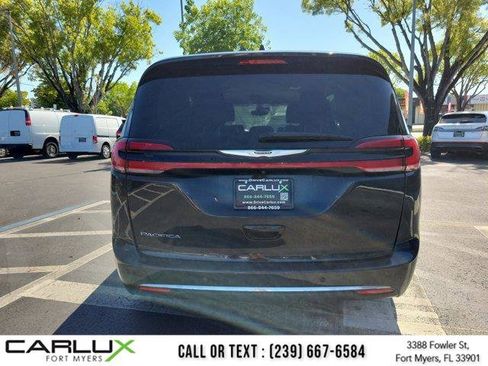 Used 2023 Chrysler Pacifica Touring-L FWD image 5