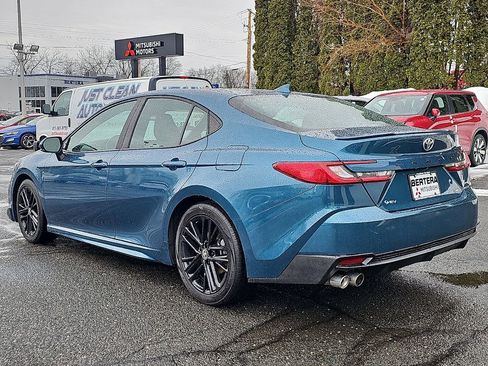 Used 2025 Toyota Camry SE image 4