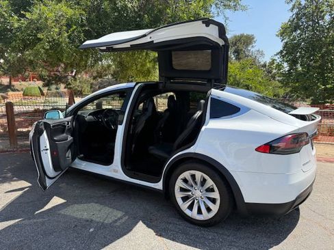 Used 2016 Tesla Model X 90D image 6