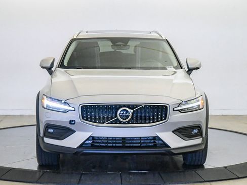 Certified 2025 Volvo V60 B5 Cross Country Plus image 7