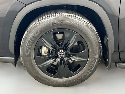 Used 2024 Toyota Highlander XLE image 30