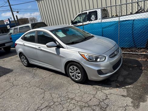 Used 2017 Hyundai Accent SE image 2