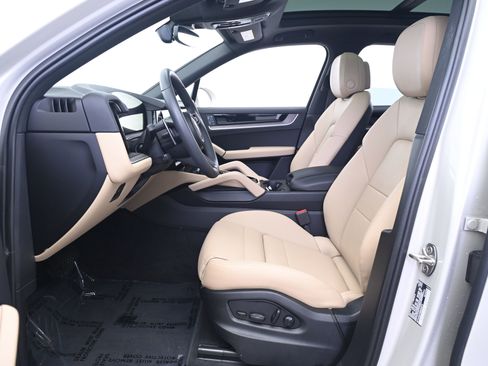 Certified 2025 Porsche Cayenne AWD/4WD image 29