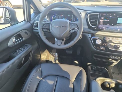 New 2023 Chrysler Pacifica Touring-L w/ S Appearance Package image 11