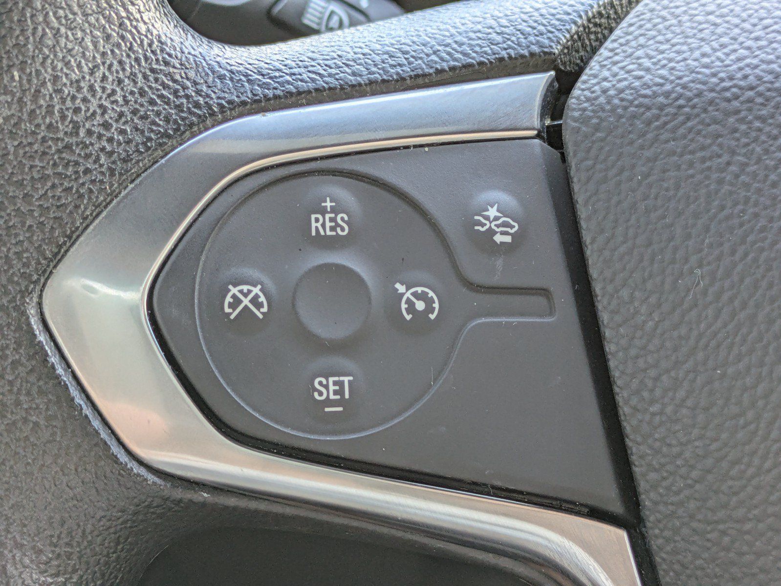 Used 2023 Chevrolet Traverse LS FWD image 18