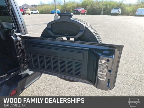 Used 2025 Jeep Wrangler Sahara image 8
