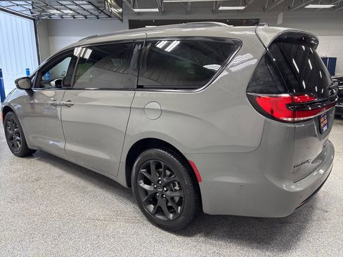 Used 2025 Chrysler Pacifica Limited image 5