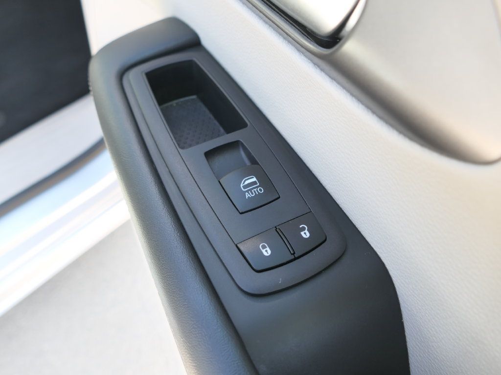Certified 2023 Chrysler Pacifica Touring-L FWD image 26