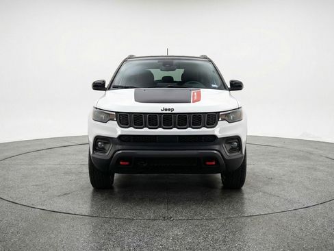 Used 2025 Jeep Compass Trailhawk image 2