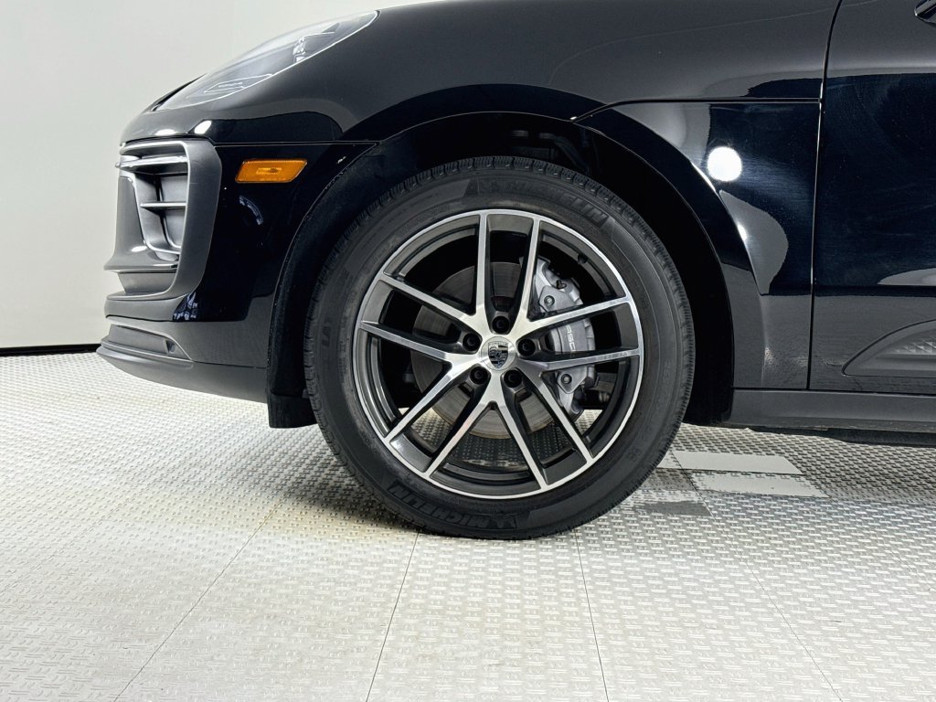 Certified 2024 Porsche Macan AWD/4WD image 28