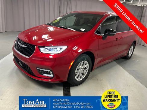 New 2026 Chrysler Pacifica Select image 3