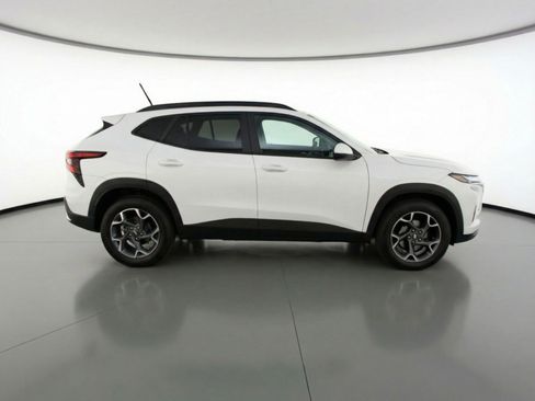 Used 2025 Chevrolet Trax LT image 11