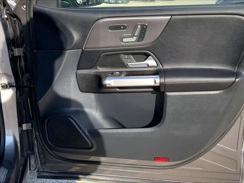 Used 2022 Mercedes-Benz GLB 250 4MATIC image 23