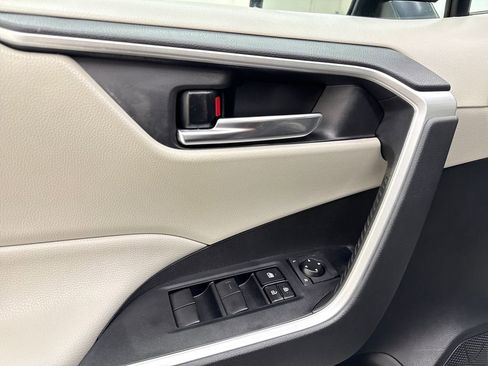 Used 2020 Toyota RAV4 XLE image 12