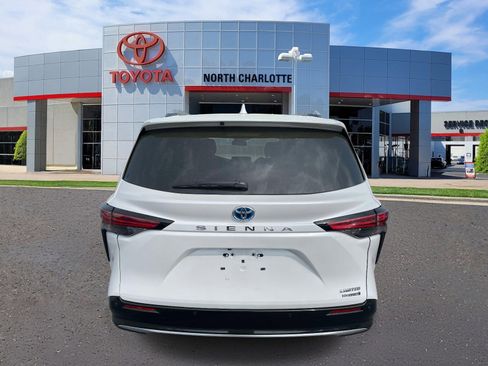 Used 2023 Toyota Sienna Limited image 6