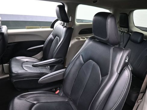 Used 2022 Chrysler Pacifica Touring-L FWD image 35