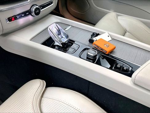 Used 2023 Volvo XC60 B5 Ultimate w/ Climate Package image 18