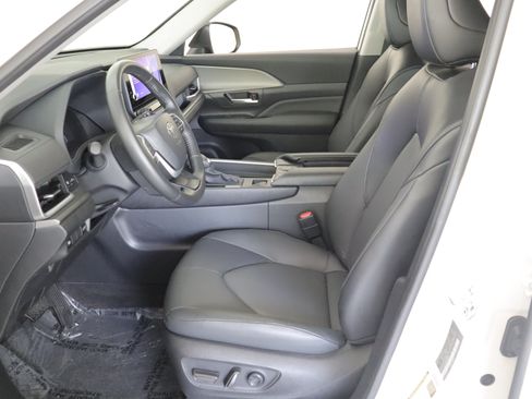 Used 2024 Toyota Grand Highlander AWD image 7