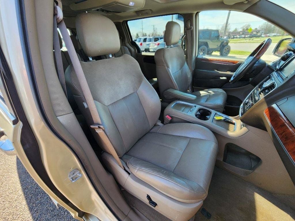 Used 2012 Chrysler Town & Country Limited w/ Luxury Group FWD image 16