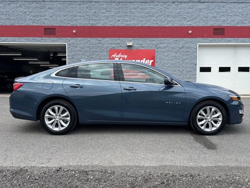 Used 2025 Chevrolet Malibu LT FWD image 2