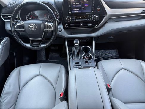Used 2022 Toyota Highlander XLE AWD/4WD image 13