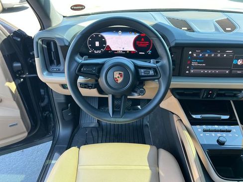 Used 2024 Porsche Cayenne AWD/4WD image 12