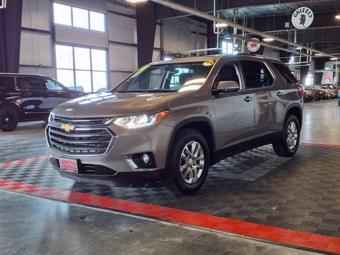 Used 2018 Chevrolet Traverse LT image 3
