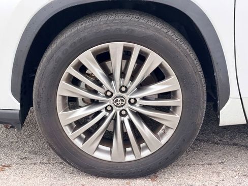 Used 2023 Toyota Highlander Platinum image 9