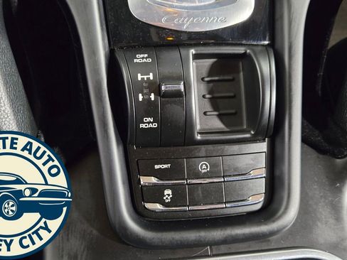 Used 2018 Porsche Cayenne Platinum Edition image 18