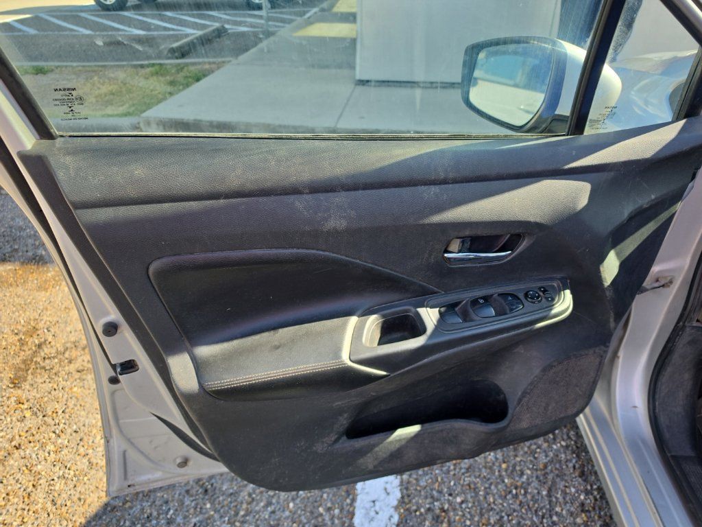 Used 2020 Nissan Versa SV FWD image 4