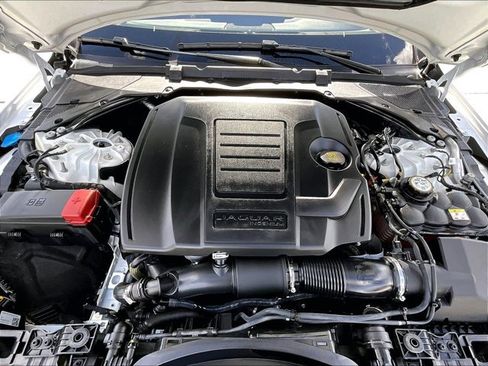 Used 2021 Jaguar XF SE image 11