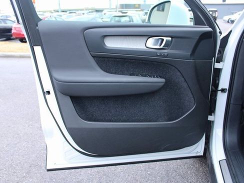 Used 2025 Volvo XC40 B5 Plus image 10