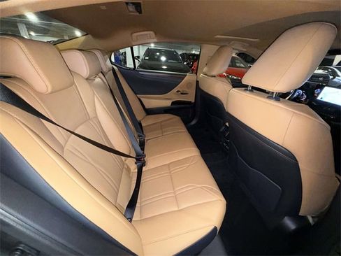 Used 2025 Lexus ES 300h w/ Technology Package image 16