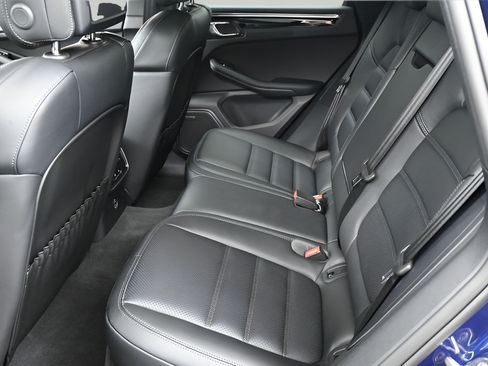 Certified 2025 Porsche Macan AWD/4WD image 7