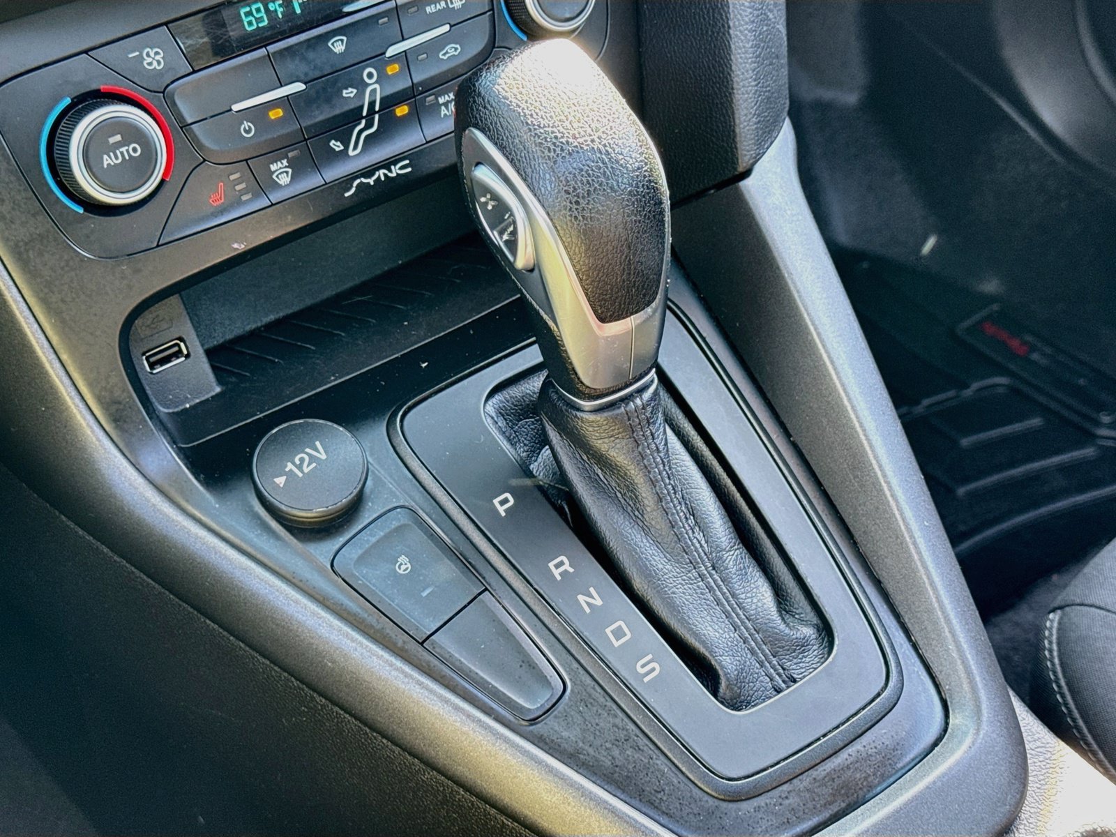 Used 2018 Ford Focus SEL w/ Cold Weather Package FWD image 19