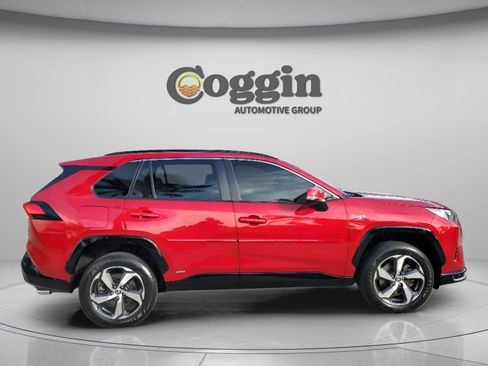 Used 2021 Toyota RAV4 SE w/ Weather & Moonroof Package AWD/4WD image 4