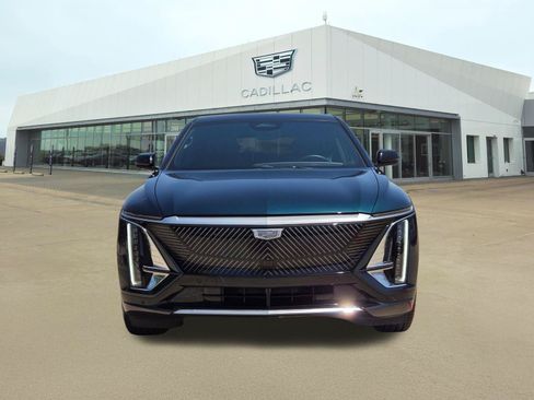 Used 2025 Cadillac Lyriq Luxury w/ LPO, Floor Liner Package AWD/4WD image 2