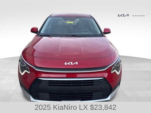 Used 2025 Kia Niro LX image 3